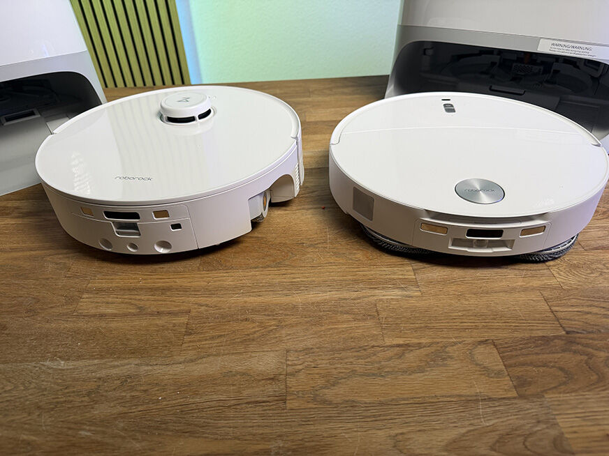 Der Roborock Curv 2 Flow und der Roborock Curv 2 Pro fahren durch eine Wohnung und navigieren um Möbel herum.